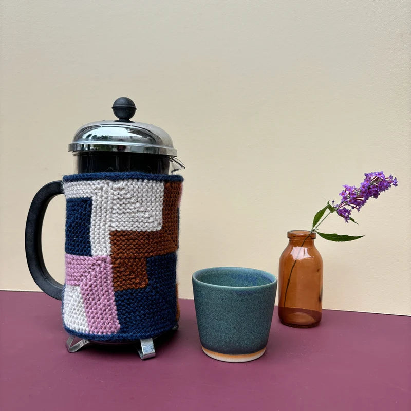 Trekroner - coffee warmer KitCouture | Gratis Breipatroon